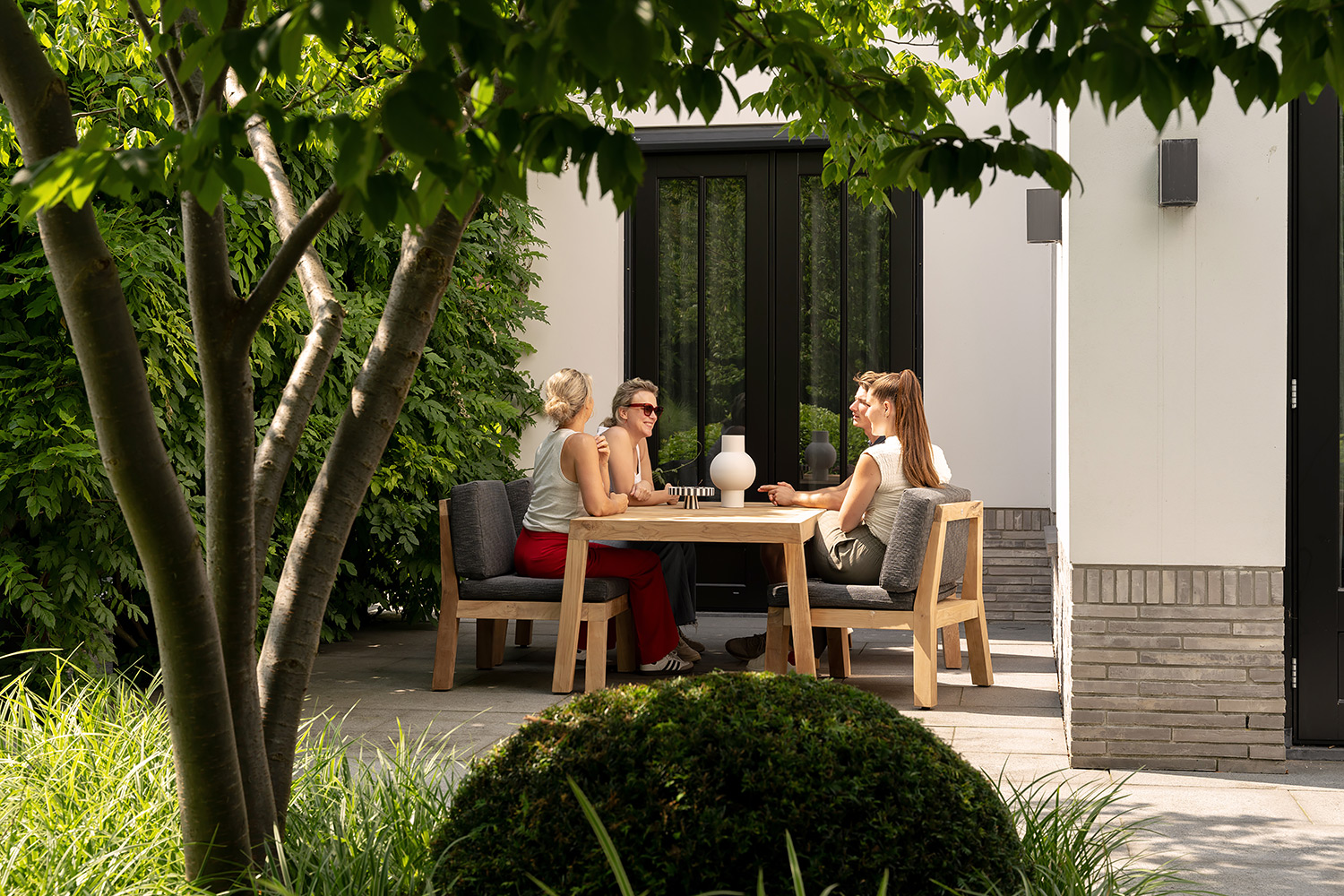 Samen genieten van een familiediner in de tuin